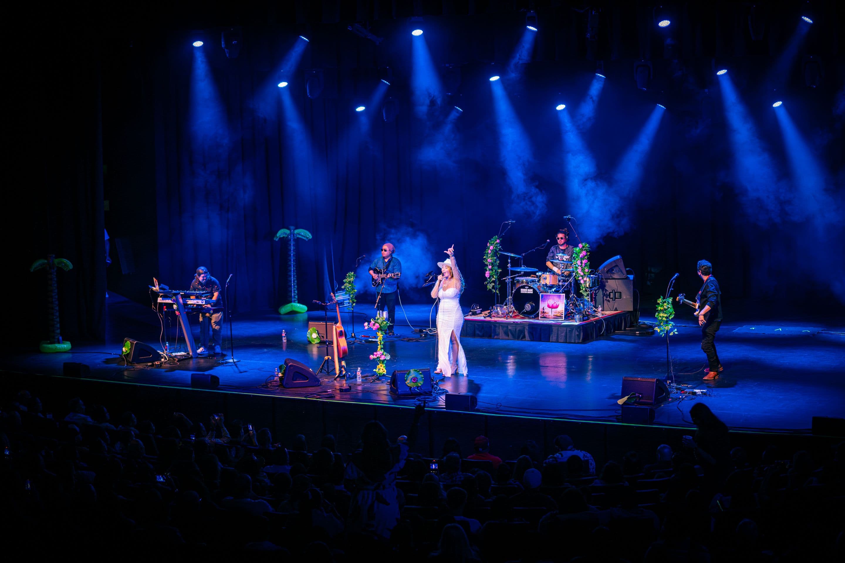 Anuhea and her band on stage